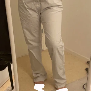 Beige baggy y2k byxor  - Hej! Säljer dessa as snygga oversized y2k byxor som jag aldrig har använt😍✨💞Köpte dom för ungefär ett år sen för 200kr, men har aldrig använt dom. Färgen på byxorna är beige och lite grå, vet inte varför färgen inte ser tydligt ut på bilden. 💞