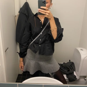 Kjol - Säljer denna fina kjol från second female, typ stickat material. Superfin nu till vintern!! Storlek XS men passar även S🥰