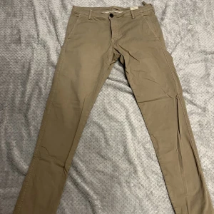 Chinos selected homme/ Heritage 31/32 - Chinos från Selected Homme/Heritage med storlek W31 L32. Knappt använda funkar för både kille o tjej. Pris kan diskuteras vid snabbaffär.
