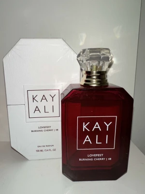 Kayali - Lovefest Burning Cherry  - Kan tänka mig gå ner i pris vid snabb affär🍒 Nypris: 1229kr  Toppnoter: Bergamott, Hallon, Svart körsbär Hjärtnoter: Damascena Rose Essence, Jasmine Sambac, Heliotrope, Pralin Basnoter: Palo Santo, Guaiac Trä, Patcho Riktigt fin doft men passar inte mig❤️ 