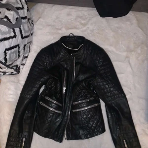 Svart skinnjacka  - Jätte bekväm och snygg jacka, passar till allt 🌟knappt använd