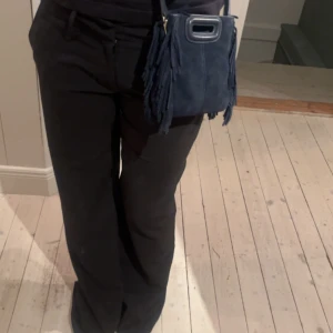 MAJE VÄKSAAAA - Säljer min blåa maje väska! Andvänd men inga skador💕 Hör av er vid intresse. Nypris är 2349kr