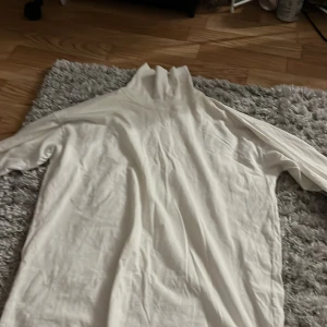 Vit polotröja  - En vanlig vit polotröja. Säljs pga för stor, knappt andvänd man ser inte igenom materialet. Den är gammal så vintage 