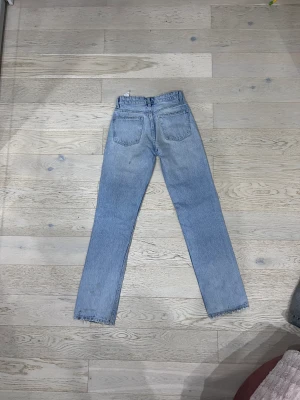 Zara straight jeans med hål, strl 32 - Fina jeans i ett bra skick, använda ca 2-5 ggr.