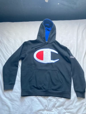 Supreme x Champion - Logo Hoodie - Supreme x Champion hoodie från 2017 Väldigt bra kvalite men blivit tvättat en del gånger