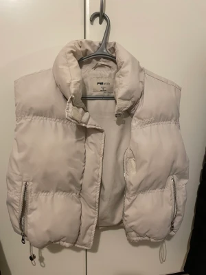 Cremevit väst  - Bra skick, kort 