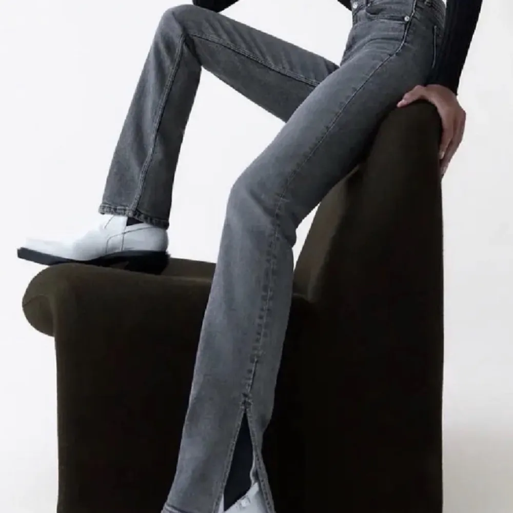 Säljer mina ljus gråa Zara jeans med slits. Jeansen är i ett fint skick. Säljer jeansen pga dom är för små. Om du vill ha fler bilder är det bara att höra av dig. 💗priset kan diskuteras. . Jeans & Byxor.