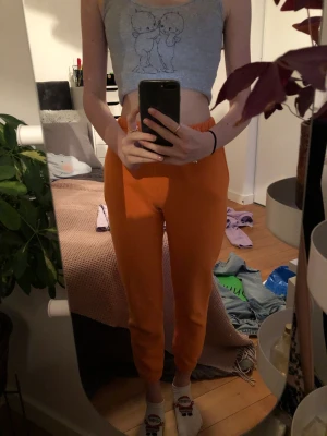 Orange mjukisbyxor - Orangea mjukisbyxor! ❌ Ett litet hål i fickan, men man tänker inte på det knappt❌ frakt tillkommer på 50kr:)