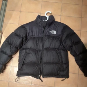 The North Face Nuptse 1996 jacka - Storlek M Endast använd ett fåtal gånger