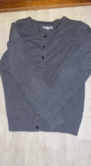 Fin kofta 🤍 - Grå kofta i strl M. Ganska tunn men inte för tunn. Köpt i usa för några år sedan på en butik som heter Old navy. Passar bra på mig som är strl XS/S men hade också passar på M. En knapp har gått av, annars är den i jättebra skick. Använd sparsamt. 