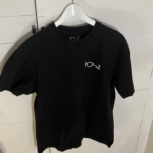 Polar Tisha - T-shirt från Polar Skate Co Storlek S. Märket på ryggen är sprucket men annars i bra skick. 