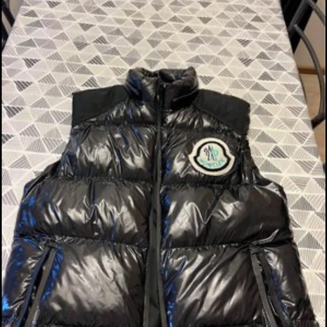 Säljer nu denna moncler väst för 1000 spänn, inga fel på den jätte fräsch och skön. - 91