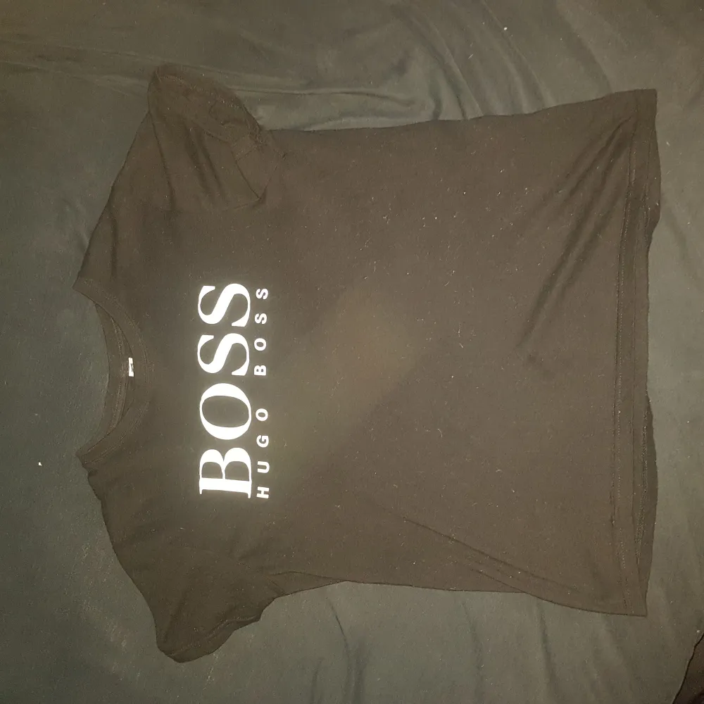 Svart hugo boss tshirt  Storlek:small  Knappt använd och i vädigt bra skick Priset kan diskuteras  Från umeå, vill säljas till någon omkring. T-shirts.