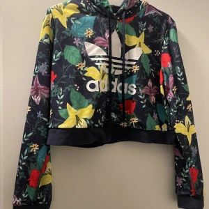 Adidas hoodie  - Adidashuvtröja i storlek M. Modell cropped. Använd endast ett fåtal gånger. I nyskick 