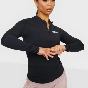 Jättesnygg träningströja från Aimn!  - Snygg träningströja från Aimn med kort dragkedja framtill. Jättebra skick! Köparen står för frakten. I Storlek M men jag som vanligtvis har S kan även ha den:) 