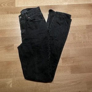 Jeans - Säljer mina svara jeans från Asos, med slits på båda benen. Fint skick! Köparen står för frakten, ansvarar ej för postens slarv😊