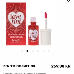 smink, love tint - Säljer min oanvända love tint från märket benefit! Så populär och så bra! Nypris är 259kr på Sephora. Kan användas som blush eller till läppar, håller hela dagen!!  En super bra julklapp!😍🎁 Bjuder på frakten ifall man köper innan 24 December😊