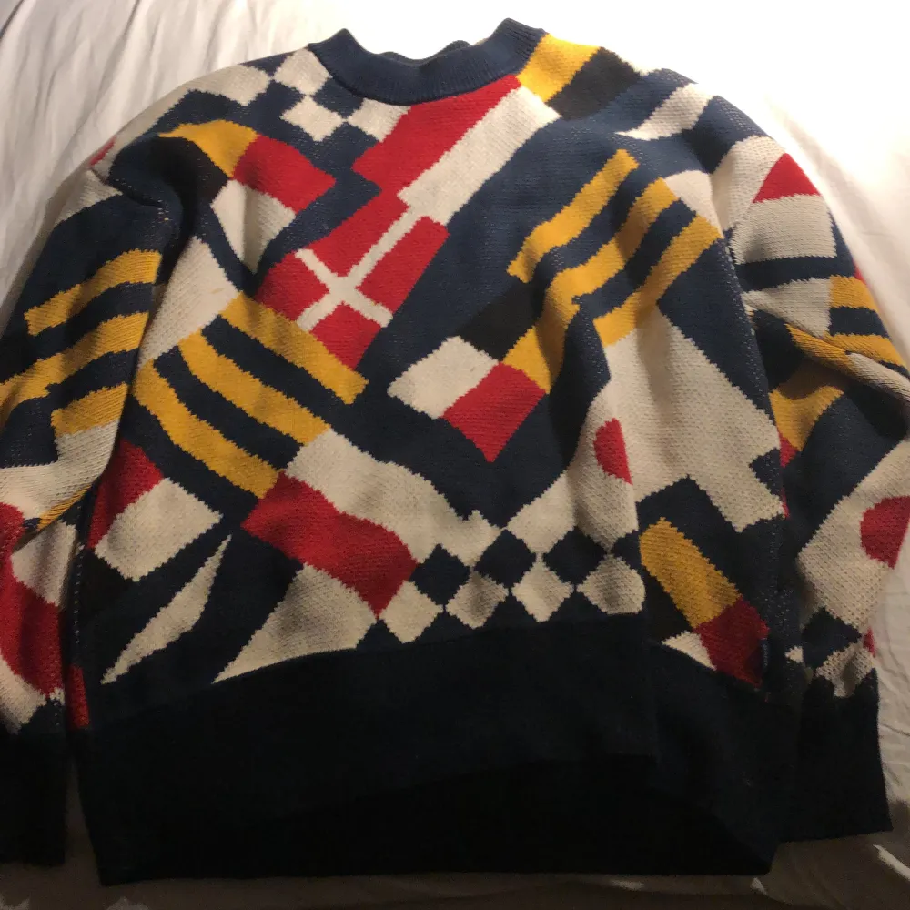 Märkes tröja ( GANT ) för 650 kr. Den är flerfärgad med flera olika länders flaggor på tex Japan, Danmark och Frankrikes flagga. . Hoodies.