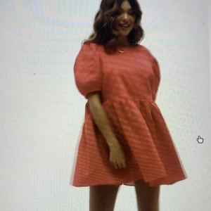 Klänning - Jättefin röd klänning. Passar perfekt nu till jul eller andra tillfällen! Nypris 399