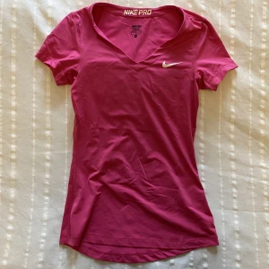 Nike tränings-T-shirt - T-shirt från Nike i stl S för träning. Skönt tyg som andas bra. 