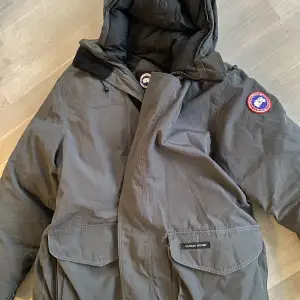 Canada goose I bought when travelling to Berlin 3 years ago, it’s been worn and has a small tear on the right sleeve but have removed 500kr for this.   It’s recently been dry cleaned and is super warm! Happy to meet to check it out