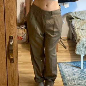 Kostymbyxor  - (lånad bild) säljer jättesnygga kostymbyxor i ganska bra skick, köpte second hand så vet inte hur många gånger dom är använda men jag har aldrig använt dom då dom inte var så fina på mig.