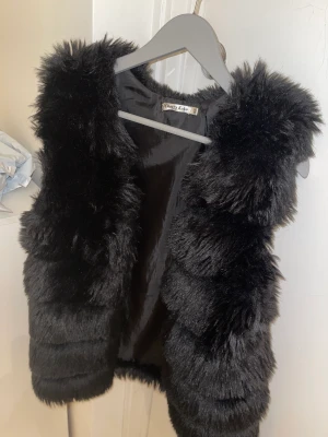 Pälsväst (oäkta päls)  - I strl m/xl men sitter bra på någon i xs-s också 😇 