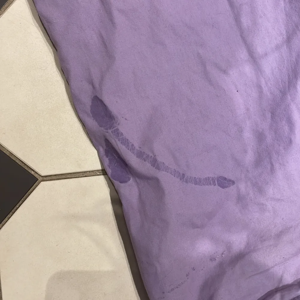 Lila parachute pants som går att ha lågmidjat men även lite högre på midjan. Obs har en limfläck på ena baksidan av benet.ganska långa på mig som är 162, har resår i midjan. Farkut & Housut.