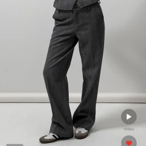 kostymbyxor - Säljer mina jätte fina kostymbyxor från Josefine Hj kollektion med nakd💞säljer eftersom jag köpte två, perfekt skick. nypris 599kr