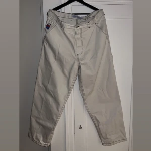 Polar Skate Co. Big Boy Work Pants L - Hello! Dessa är endast använda en gång. Vill bli av med dom så snart som möjligt hence priset. Sitter perfekt men baggy såklart. Är 184cm lång. Köparen står för frakten