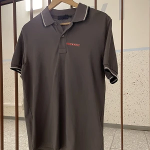 Pradapiké M - Riktigt schysst piké från Prada. Självklart äkta vara i gott skick helt utan skador och defekter. Öppen för bud/trades! Se gärna andra annonser.