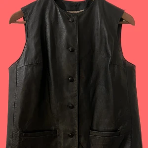 Äta skinnväst fint skick. Small/Medium - Jättefin! Jag är storlek medium men den passar small medium tycker jag.