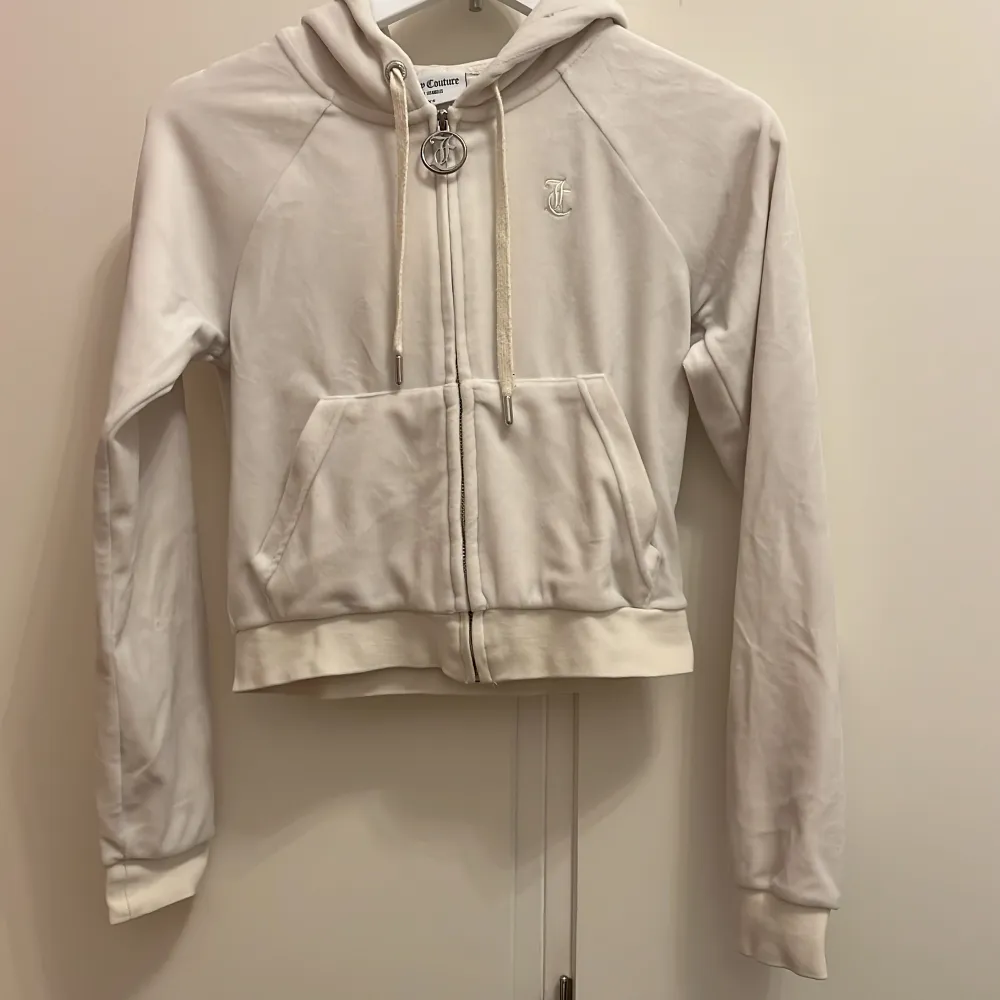 Vit juicy couture hoodie med juicy text💗köpt på urban outfitters för 999 kr i storlek xs men finns inte kvar, säljer för 499kr❤️ använd nåra gngr men inga defekter💕kontakta om intresse,pris,utseende,bilder och funderingar💓. Tröjor & Koftor.