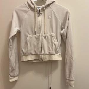 Vit juicy couture hoodie med juicy text💗köpt på urban outfitters för 999 kr i storlek xs men finns inte kvar, säljer för 499kr❤️ använd nåra gngr men inga defekter💕kontakta om intresse,pris,utseende,bilder och funderingar💓