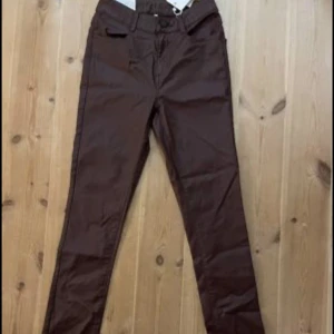 Vinröda skinnbyxor - Helt oanvända 