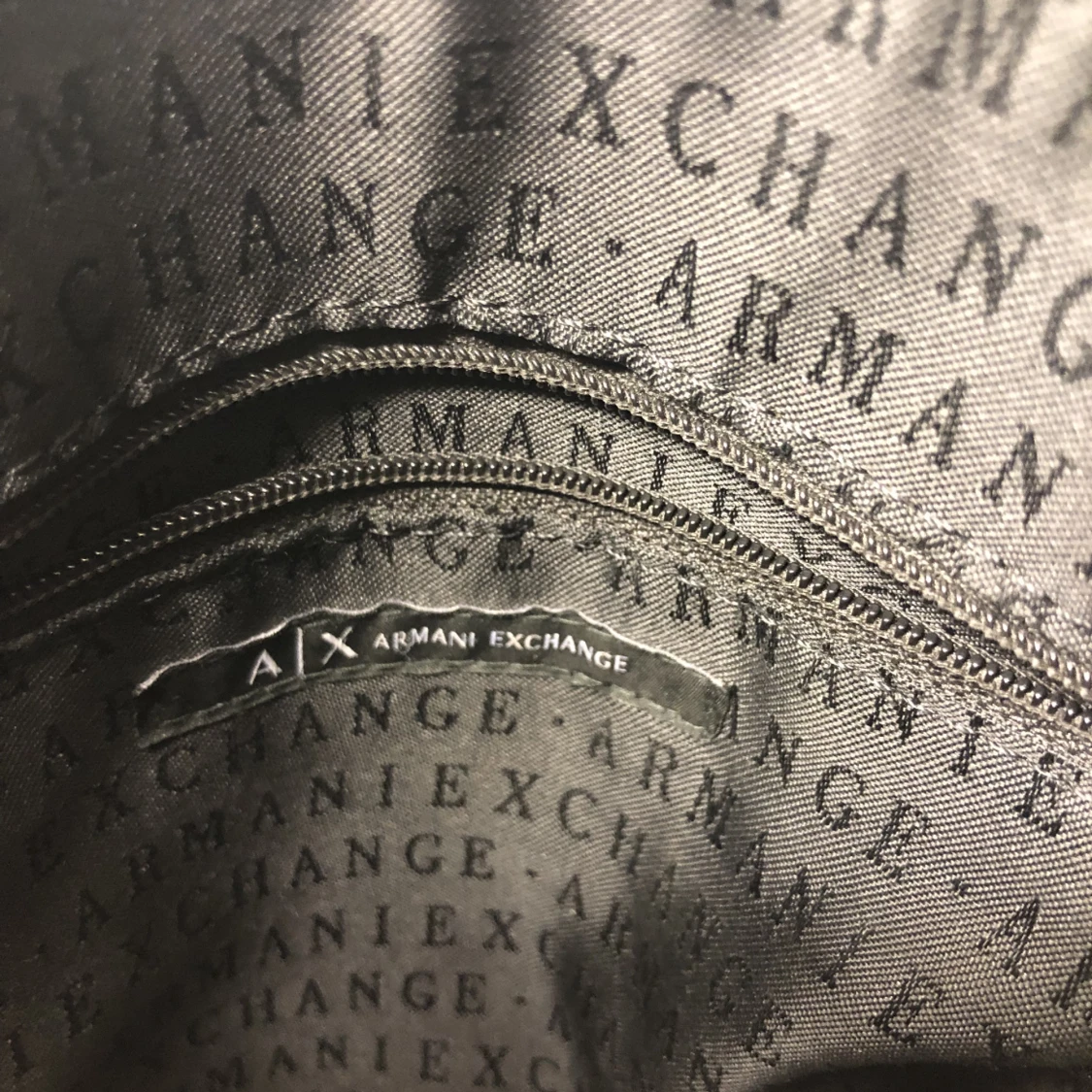 Det är en axelväska Armani. - 91