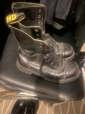 Kängor  - Produktbeskrivning: Rejäla kängor i läder.  Kängorna är förstärkta med stålhätta och har en skruvad samt limmad slitstark sula.  Material: 100% Läder