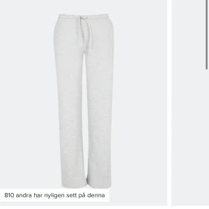 lågmidjade mjukisbyxor  - säljer nu mina skitsnygga lågmidjade mjukisbyxor ifrån Bikbok som tyvärr var lite för stora för min smak. De är helt nya, men har däremot klippt av lappen & därav kan jag ej lämna tillbaka! De är redan slutsålda i båda färgerna i alla storlekar!!!