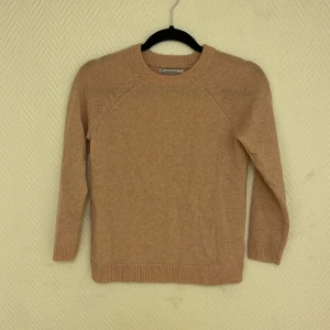 Superfin finstickad tröja i rosa - Finstickad tröja i rosa. Jätte fint skick.  Köparen står för frakten. Jag ansvarar inte för postens hantering. Jag visar bild på när jag skickar paketet. Vid fler intressen av objekt kan bud över begärt ingångspris läggas.