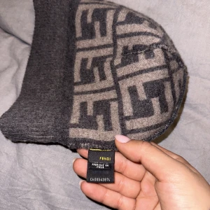 Fendi mössa  - Använt tre gånger denna vintern. Äkta, man kan scanna QR-koden för bevis