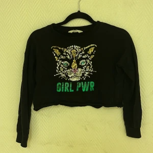 Kort tröja med paletter - Fin korttröja med paletter.  Köparen står för frakten. Jag ansvarar inte för postens hantering. Jag visar bild på när jag skickar paketet. Vid fler intressen av objekt kan bud över begärt ingångspris läggas.