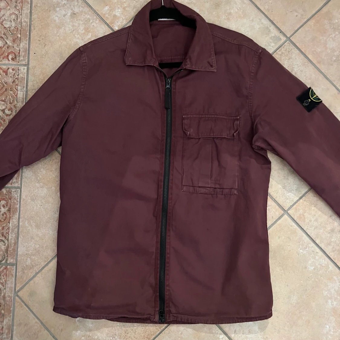 Röd Stone island windbreaker - storlek M