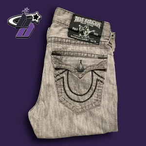 TRUE RELIGION JEANS - true religion ricky super t jeans🤘🏻 en fläck på höger ben baksidan. 😯 ytterben: 113cm❗️ innerben 82cm‼️ midja: 32