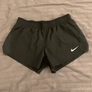 Svarta shorts från Nike i luftigt träningsmaterial. Dom är i nyskick. 
