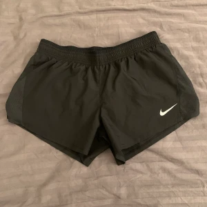 Nike träningsshorts - Svarta shorts från Nike i luftigt träningsmaterial. Dom är i nyskick. 