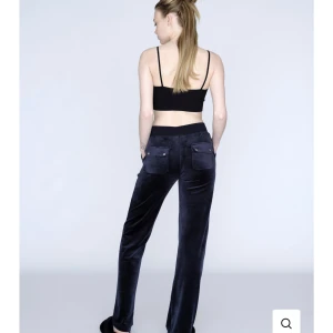 Mörkblå juicy byxor  - Säljer nu mina juicy couture byxor i storlek xxs säljer dem då den inte kommer till så stor användning längre dem är inte jätte använda så att säga bra skick! Inte urtvättade pris kan diskuteras skriv för bilder/frågor💕💕