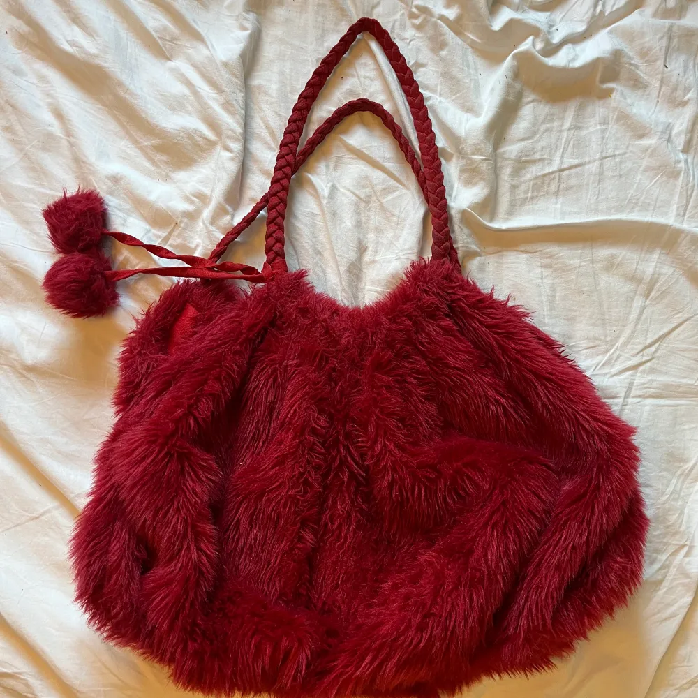 Säljer denna fluffiga röda väska!!❤️❤️❤️den får plats med mycket!! Har en innerficka och knapp som gör att man kan stänga den❤️. Väskor.