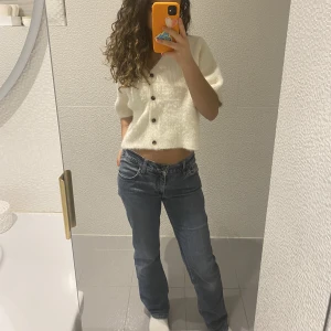 Lågmidjade jeans  - Ett par Lågmidjade jeans med en jätte fin färg. Nästan oanvända och i ett bra skick!!! Skulle säga att dom är i storlek s 