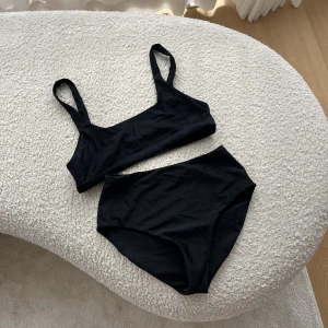 Scampi bikini - M i trosor och L i toppen. 