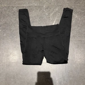 Träningstights shein 🖤 - Träningstights från shein med scrunch. Storlek s, sitter som en xs/s. Har sålt flera av denna modell tidigare. Bra skick!! 🖤 frakt tillkommer